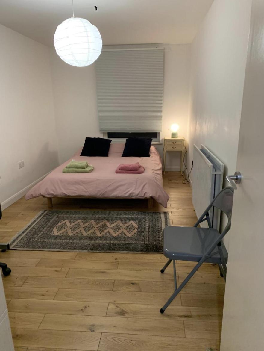 East Two Bedroom With Private Patio - Entire * Londra